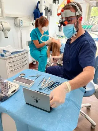 Il dr. Luparelli esegue un intervento di implantologia a Caltanissetta